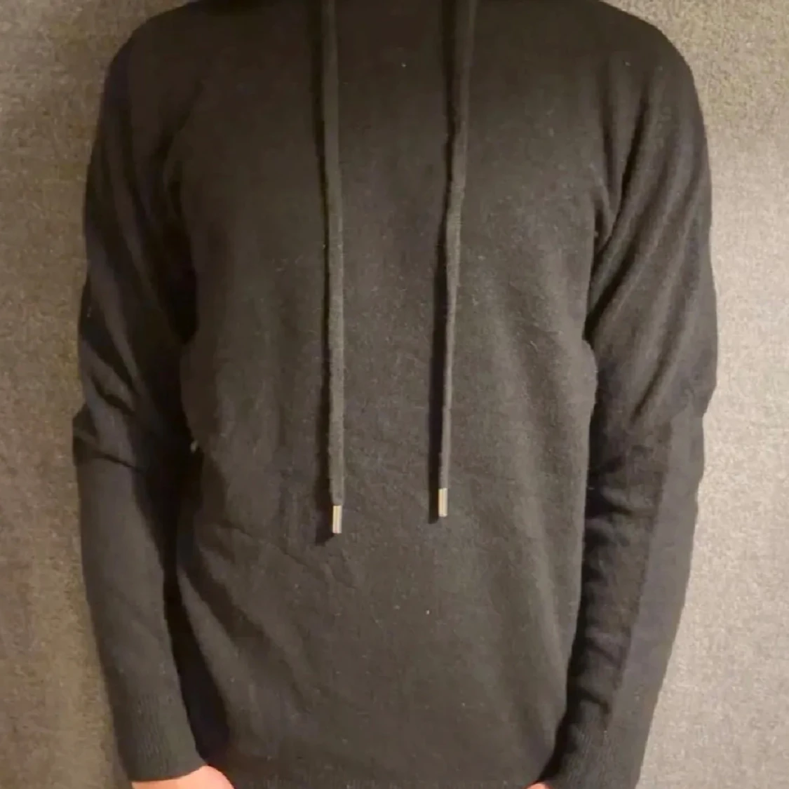 Svart merino/cashmir hoodie.