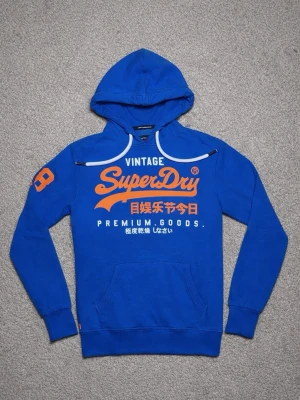 Superdry Hoodie - Blå Superdry Hoodie - Hoodien är sparsamt använd och har ej någon defekt. - Storlek: S - Pris: 399kr - Först till Kvarn!
