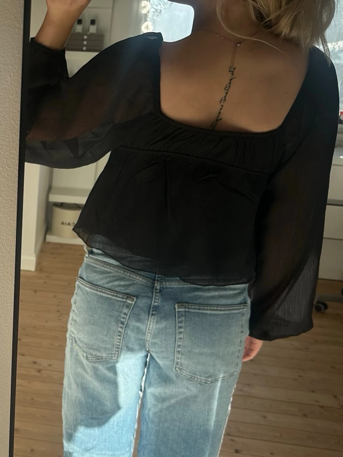 Svart blus med transparenta ärmar - 1