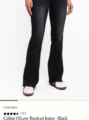 Svarta bootcut jeans från Madlady - Snygga svarta bootcut jeans från Madlady med låg midja och klassisk femficksdesign. Jeansen har en lätt utsvängd passform nedtill och är tillverkade i ett mjukt denimtyg som ger en bekväm känsla. Perfekta för en trendig och avslappnad stil. Oanvända 