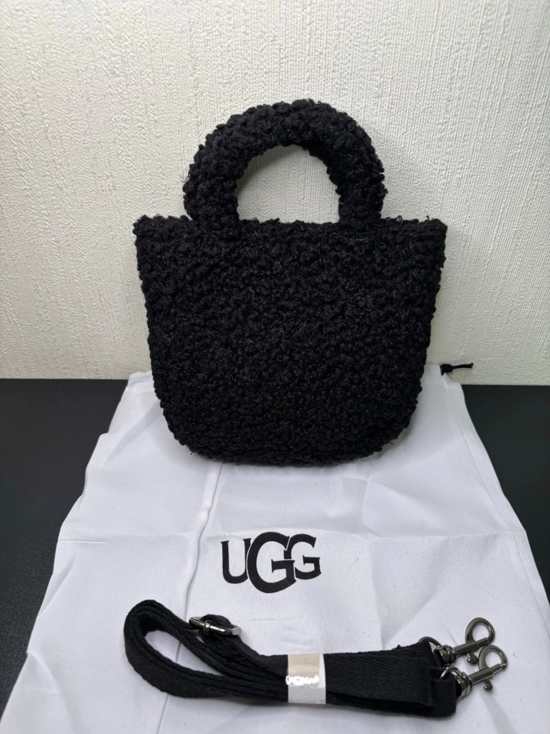 Svart teddyhandväska från UGG - 1