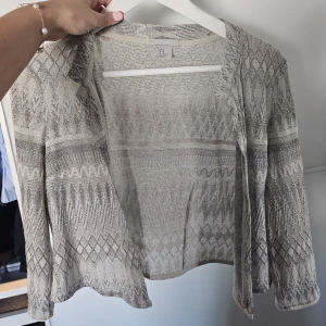 Glittrig kofta i silver och beige - Säljer en tunn och glittrig kofta från H&M i silver och beige. S/M❤️