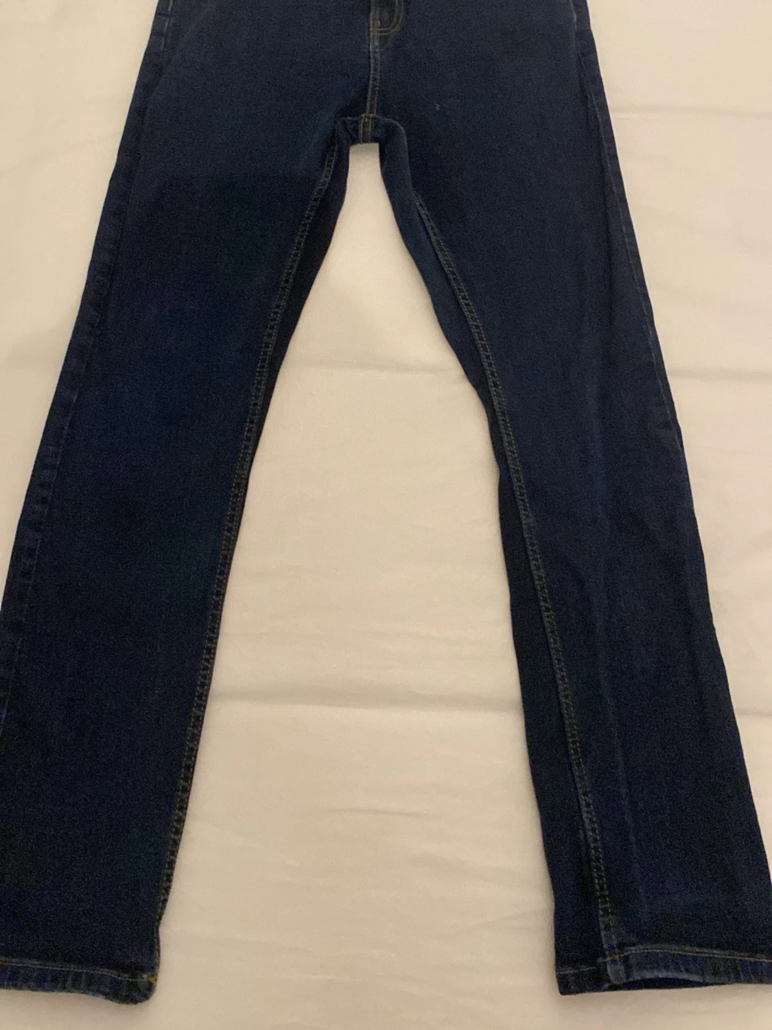 Mörkblå raka jeans