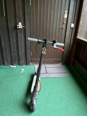 Navee easyride 20 Svart elscooter med grå handtag - Säljer en svart elscooter med grå handtag och röda detaljer. Scootern har en robust ram i metall, stora hjul och en bred fotplatta. på styret. Perfekt för smidig transport i stan. Finns i Stockholm. 20kmh 250watt bra kvalitet.
