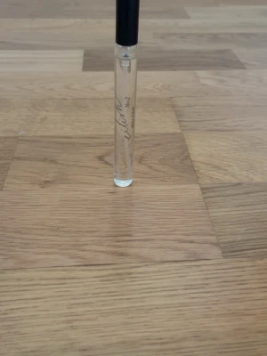 Eilish No. 2 10ml - En stilren parfympenna från Eilish, modell No. 2. Perfekt att ha med i väskan för en fräsch doft när som helst.