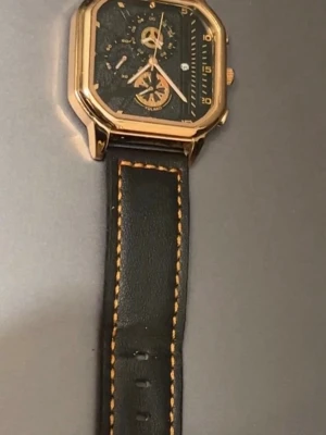 Mens Watch - Selling this men's watch, easy to wear and keep on your wrist. Only used a few times. Send a DM if interested! 😃 