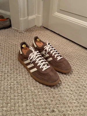 Adidas Spezial bruna sneakers - Bruna Adidas Spezial sneakers, storlek 45 1/3. Kom med prisförslag