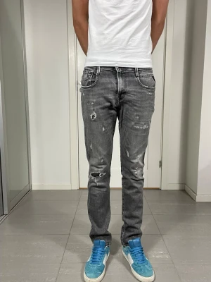 Replay Anbass Aged 10 Jeans - Säljer nu dessa Replay Anbass Aged 10 Jeans, W30 o L32 med mått ca 38 o 105 cm. skriv för fler bilder/frågor🙌🏼