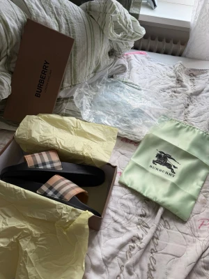 Burberry tofflor storlek 43 - Inte använd