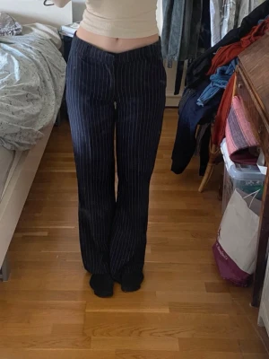 Mörkblå randiga kostymbyxor - mörkblå kostymbyxor från Gina tricot med vita tunna kritstreck. Byxorna har lägre midja, skriv vid frågor! ☀️