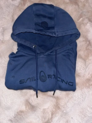 Sail racing hoodie med snören  - Det är en väldig skön hoodie, I hoodien står det att det är storlek M men det är igentligen storlek S