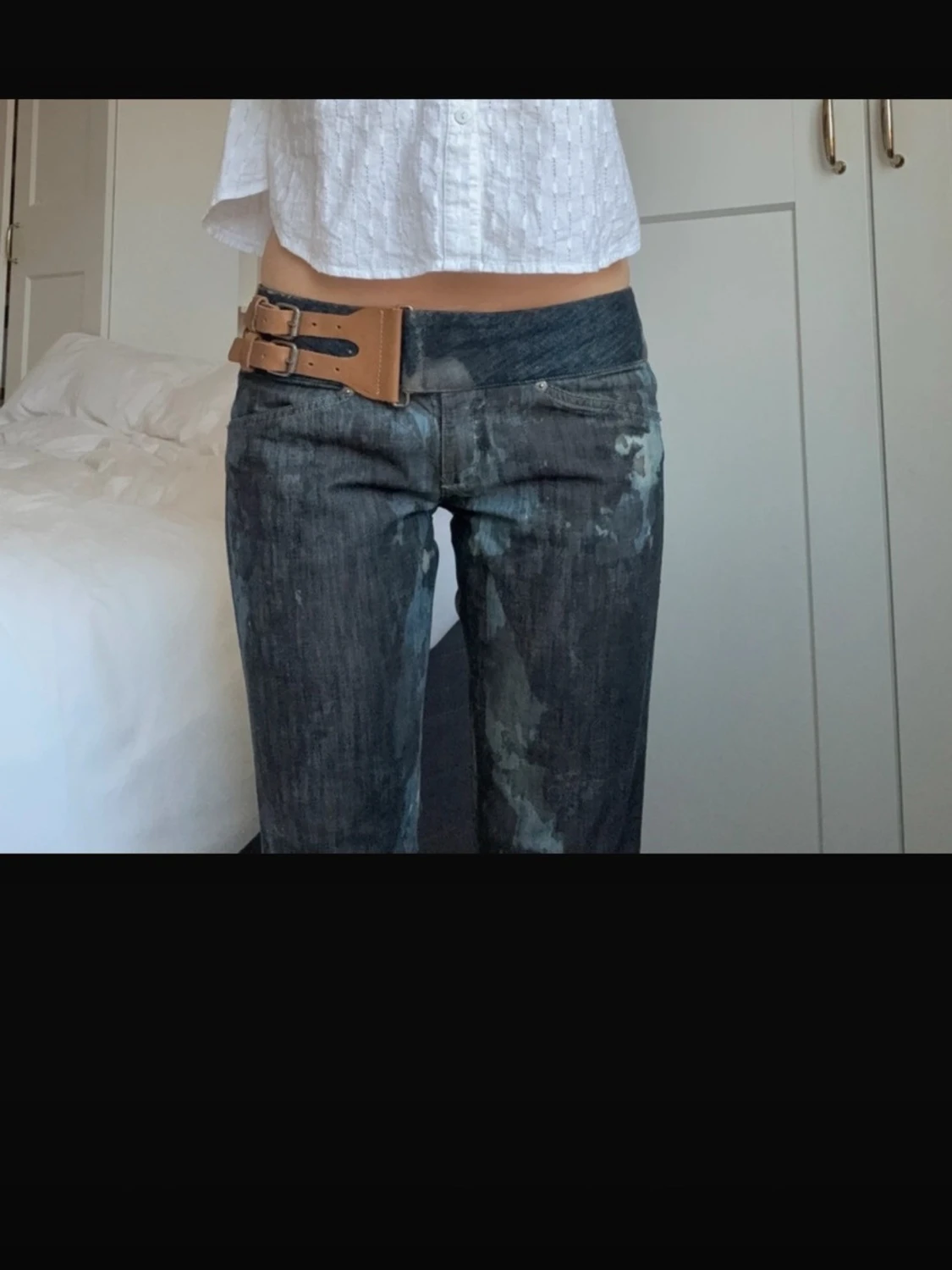 Gråa bootcut jeans med bleach-effekt