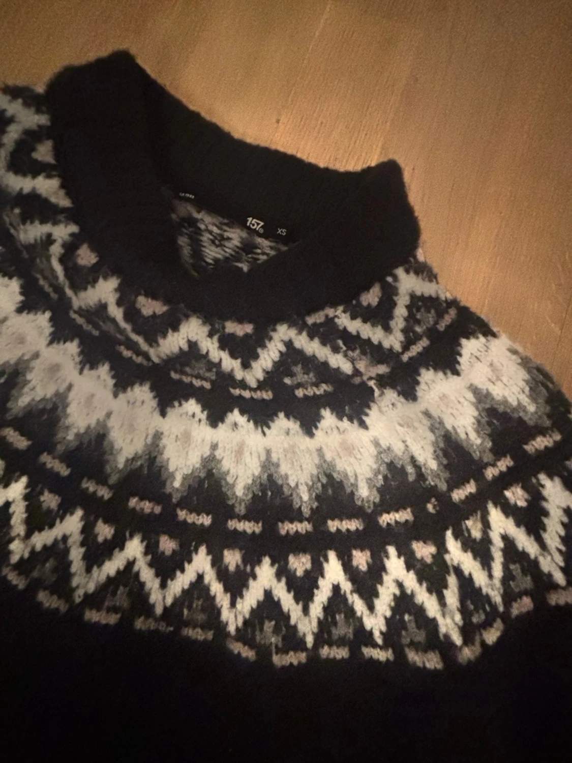Svart stickad tröja med mönster - 2