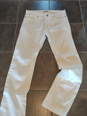 Design jeans för herrar från Acne Studios knappt använda  - Säljer ett par vita jeans från Acne Studios. Gjorda för män med stil. Köpte för ett White Party och använde bara en gång.