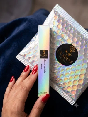 La Adele Beauty Mascara - Denna lyxiga mascara ger en fantastisk förlängning och sitter säkert genom både ur och skur. Det bästa av allt? Den är helt vattenfast, men du slipper krångla med starka sminkborttagningar eller micellärt vatten. Formulan omsluter fransarna och tvättas enkelt bort med enbart varmt vatten (ca 38°C) 