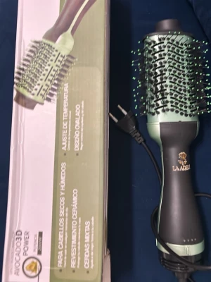 La Anbell rund borste hårfön - Rund borste hårfön i svart och mintgrön färg. Borsten har keramisk beläggning och mixade borst med gröna toppar. Ergonomiskt handtag och oval design, perfekt för styling och volym. Elektrisk med sladd och tvåstiftskontakt.