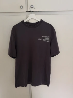 Mörkgrå t-shirt från Axel Arigato - Mörkgrå t-shirt från Axel Arigato
