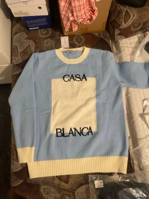 Ljusblå stickad tröja Casablanca - Snygg ljusblå stickad tröja från Casablanca, aldrig använd med lappar på. Säljer på grund av att dne är för stor den hade passat M/L utan problem men den är storlek S.