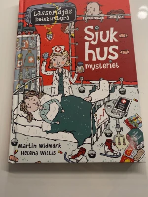 Sjukhusmysteriet LasseMajas Detektivbyrå - En barnbok från serien LasseMajas Detektivbyrå, skriven av Martin Widmark och illustrerad av Helena Willis. Perfekt för unga deckarfans som gillar spännande mysterier.
