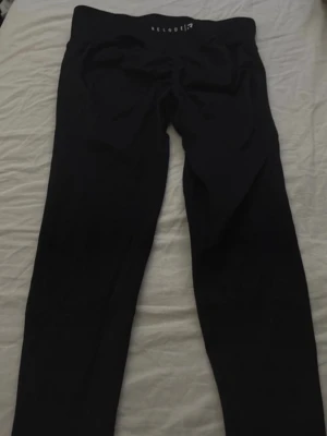 Svarta tights från Relode - Relode Aura seamless scrunch. midwaist. passar perfekt för träning och gym. Snygg och enkel design med diskret logga i midjan. Rekommenderat om du är en storlek S då de har hög kompression och är tighta. Ord pris: 699