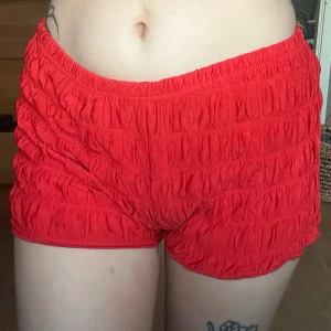 Röda Räfflade Shorts - mycket sparsamt använda.