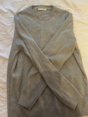 Ljusgrå stickad tröja från Zara S - Säljer en stilren ljusgrå stickad tröja från Zara Tröjan har rund halsringning, ribbade muddar vid ärmslut och nederkant samt en mjuk och skön känsla. Perfekt basplagg i garderoben för dig som gillar minimalistisk stil. Clean skön tröja från Zara men för liten för mig.väldigt bra skick!