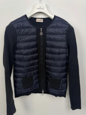 Moncler cardigan dam  - Moncler cardigan tjej storlek S super skick marinblå. Pris 2990kr finns att köpa på våran hemsida under ” Women clothes” | handla nu på Fashionels.com