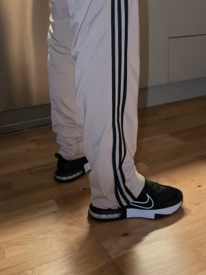 Svarta Nike Air Max sneakers - Svarta Nike Air Max sneakers med vit sula och vit swoosh-logga på sidan. Ovandelen är i meshmaterial för bra andningsförmåga och sulan har en synlig Air Max-enhet för extra komfort. Snygg och sportig design som passar till streetwear. Använda jätte få gånger då jag använder cirka andra märkes slpr dom kostar 1199 