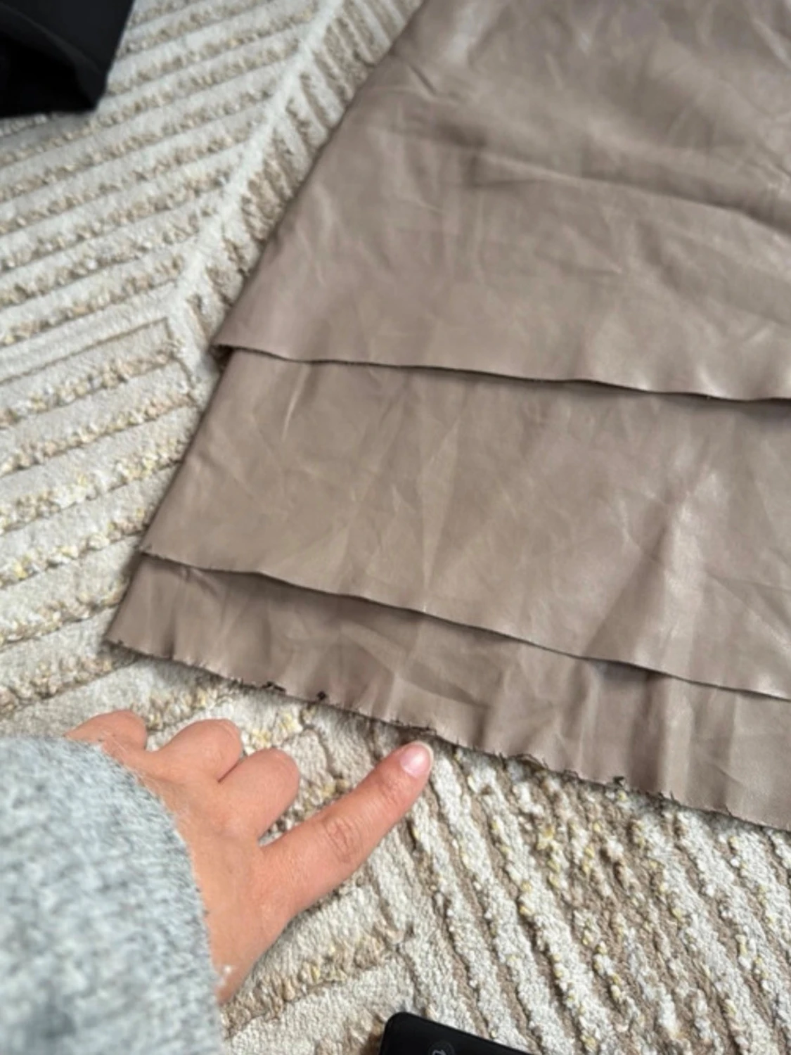 Beige omlottkjol i skinnimitation (okej skick) - 2
