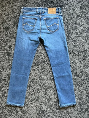 Jacob Cohen Jeans - Säljer nu ett par Jacob Cohen jeans i bra skick. Italiensk kvalitet, storlek 32. Dem sitter slimfit och är stretchiga. Nypris ligger på 4000 men jag säljer för endast 549! Kom gärna med frågor och priset är diskuterbart.
