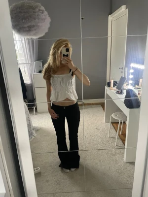 Svarta bootcut jeans från Gina Tricot - Säljer ett par svarta bootcut jeans från Gina Tricot. Jeansen har låg midja, klassisk femficksmodell och utsvängda ben. Perfekta för dig som gillar en trendig och bekväm stil. Materialet är stretchigt för extra komfort.