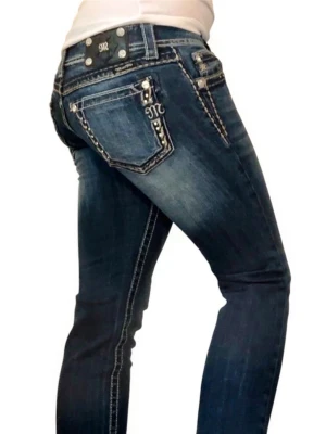 Mörkblå Miss Me jeans  - Snygga mörkblå jeans från Miss Me  Väldigt bra skick (9/10) Säljer då de inte passar 📐Mått:   Midja: 37cm Innerbenslängd: 68cm.  DM vid funderingar och frågor 🌸