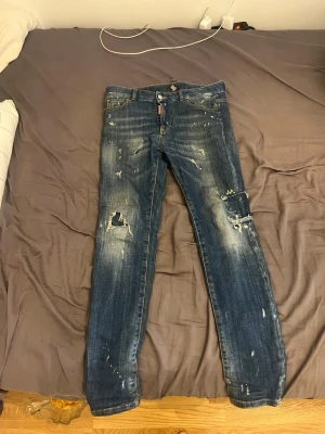 Dsquared2 jeans - Säljer dessa riktigt feta jeans med riktigt snygga slitningar sitter slim passar dig om du är runt 170-177 skriv vid minsta fundering🙌🏼