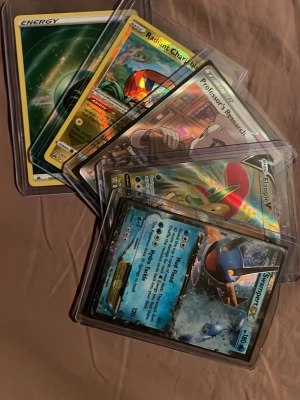 Blanding av Pokémon kort (EX, V, full art, radiant) - Säljer en liten blandning av olika Pokémon kort för ett bra pris. Skickas i sleeve/toploader.