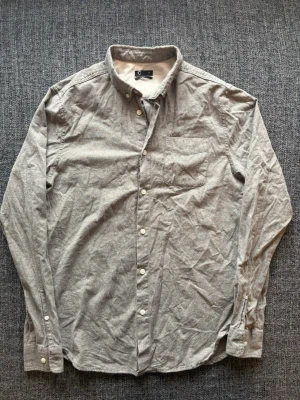 Cubus skjorta  - Cubus skjorta ~ klassisk modell | st M/true size | färg beige/grå | vanlig passform | enkel och stilren design | OBS kan gå ner lite i pris vid snabb affär! 🏄