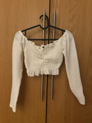 Croppad  synched off-shoulder långärmad topp - Jag Jättefin croppad topp ifrån BikBok 🤗 knappt använd och är i ett fint skick 💞 priset kan diskuteras vid snabb försäljning. Önskas fler bilder med toppen på så är det bara att skriva! 🙌
