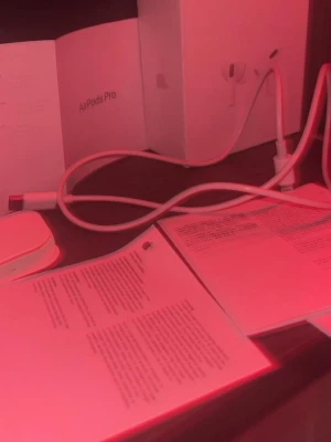 Apple AirPods Pro trådlösa hörlurar - Säljer ett par vita Apple AirPods Pro med laddningsetui. Hörlurarna har en stilren och kompakt design i plast och levereras med originalförpackning, laddkabel och manual. Perfekta för dig som vill ha brusreducering och grymt ljud i vardagen.