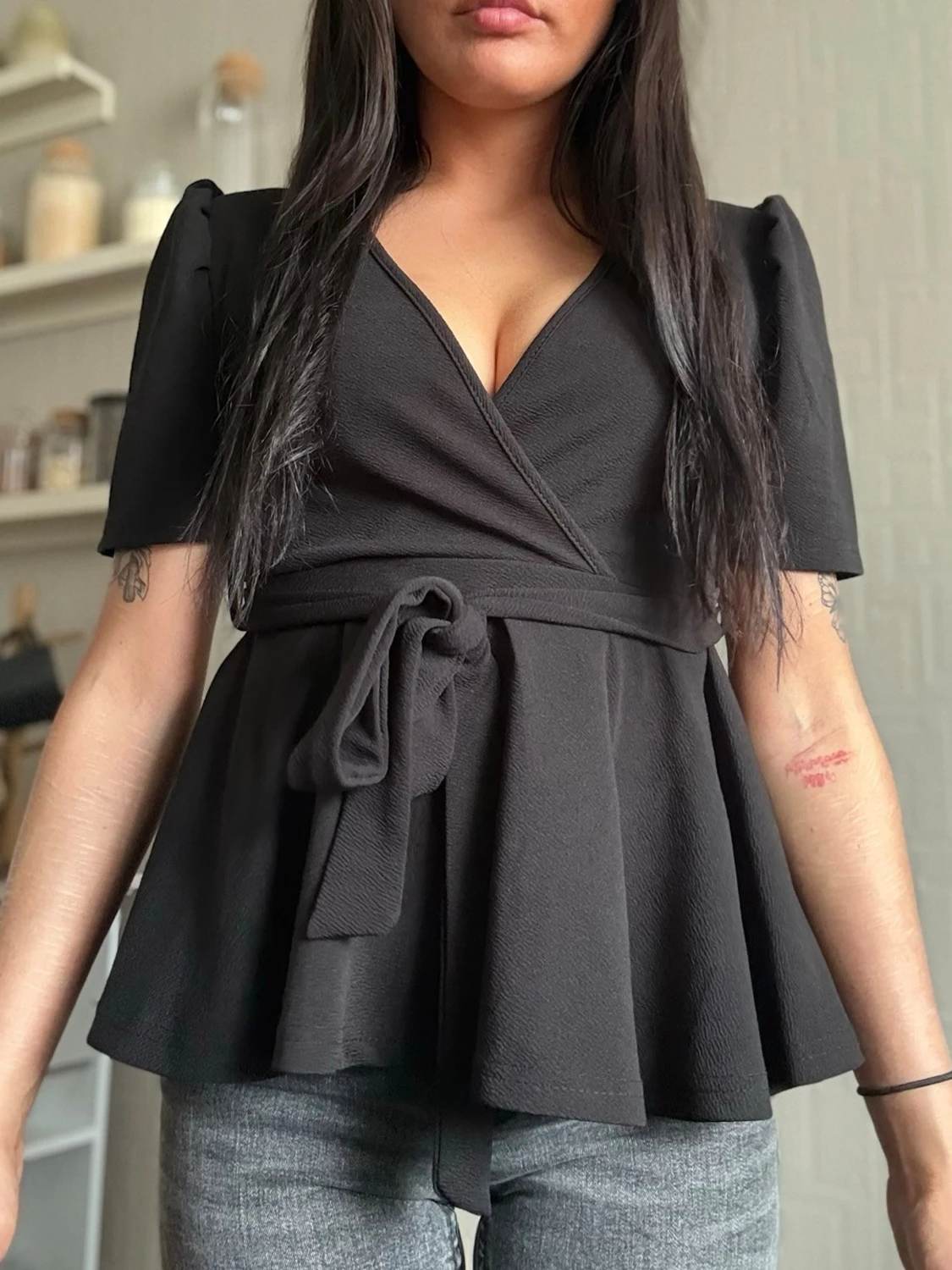 Svart blus med V-ring