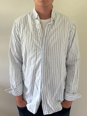 Massimo Dutti Skjorta  - - Condition: 8/10 - Color: Blue/White - Size: M