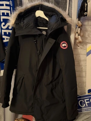 Svart parkas från Canada Goose - Canada goose jacka i storlek S men passar även M. Äkta och kvitto bevis finns. Köpt för 15 tusen.