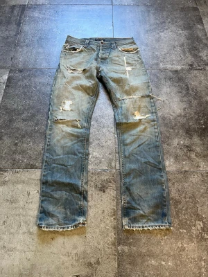 Vintage Flared Nudie Jeans - Hank Rey - tjäääna! nu säljer jag ett par nudies i min personliga favorit modell hank rey🫡 de är en regular flared fit som sitter sjukt snyggt!😉 utöver det har detta par några av dem fetaste slitningar och washes jag sätt👏 tveka inte på att skriva ifall du har frågor🥰