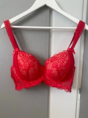 Röd BH - Säljer en röd spets BH från Hunkemöller. 