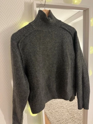 Mörkgrå polotröja från H&M - Mysig mörkgrå stickad polotröja från H&M!❤️