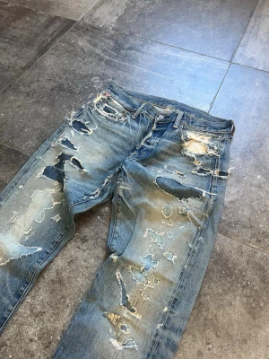 Vintage Straight Fit Ralph Lauren Jeans - tja! nu säljer jag mina stört snygga raffe jeans i strlk 29/32👏 de har helt sjuka slitningar, jag har aldrig sätt något såhär stört🥹 tveka inte på att skriva ifall ni har frågor😉