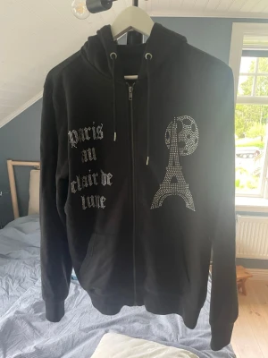 Rhinestone Hoodie - Svart Rhinestone zip hoodie från Blinglucid. -Storlek S men passar M/L. -Sparsamt använd. -Kan gå ner i pris vid snabb affär. Hör av dig vid fler frågor! /Mvh Alfred