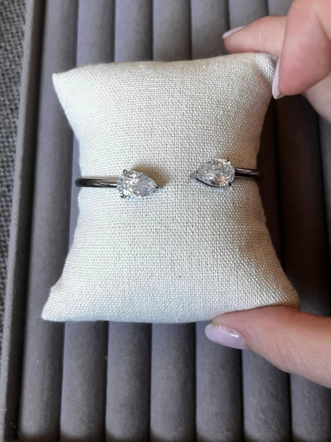 Silverfärgat armband med droppformade stenar