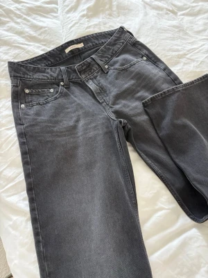  Levi's straight fit jeans - Säljer ett par Levi's jeans i straight fit-modell. Klassisk femficksdesign med silverfärgade nitar och Levi's ikoniska läderpatch bak. Jeansen är i ett mjukt bomullsmaterial och har en snygg tvättad look. Aldrig använt. Storlek 30x32