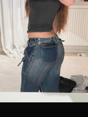 Vintage byxor med detaljer  - SUPERSNYGGA jeans jag köpte här på Vinted men tyvärr är de långa för mig och smått tajta. De är lite stretchiga i materialet för dem som undrar. Jag är 160, skulle säga att dem passar någon lite längre än mig. 🥰💘 