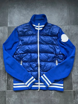 Moncler cardigan  - Tjena, säljer nu denna riktigt snygga och populära Moncler cardiganen, går endast ner lite i pris så inga skambud tack, en mycket sällsynt modell i denna färgen och skicket, den är som ny med en jätteliten flaw som visas på en av bilderna, hör av er vid frågor och funderingar🙌🤝 