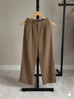 Beiga linnebyxor från BikBok - Snygga beiga linnebyxor från BikBok med rak passform och hög midja. I mycket bra skick